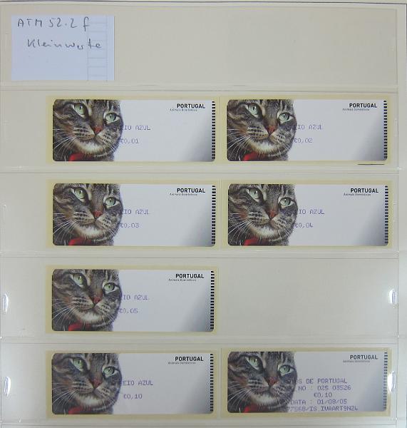 0265 (171).jpg -     Lote:    265      Colecção Especializada - Etiquetas      Lotes Especiais       Descrição:      1981/2010 &mdash; Etiquetas.   Coleção composta por 12 álbuns com etiquetas desde percursoras e Framas até 2010, com provas, erros, FDC's, etiquetas novas e usadas, sobrescritos circulados, variedades de impressão e papéis. Importante estudo. Lote a ver.        Lote ETQ       Valor Base:     &euro; 3000,00     Valor Venda:     &euro;      